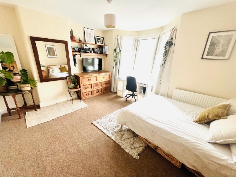 Room Carlyle Road in Bristol