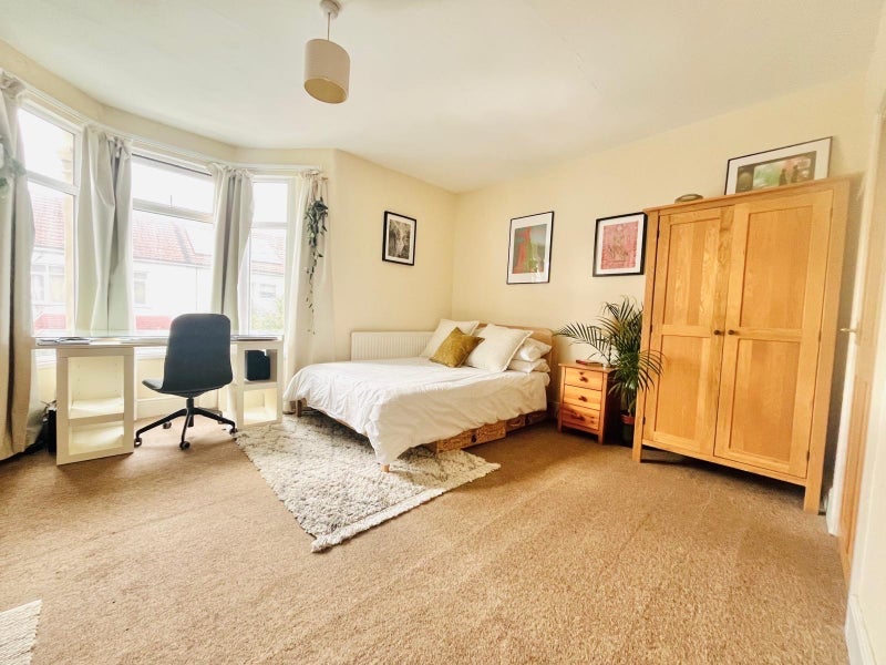 Room Carlyle Road in Bristol