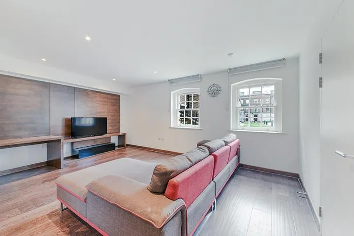 Flat Sovereign Close in Greater London