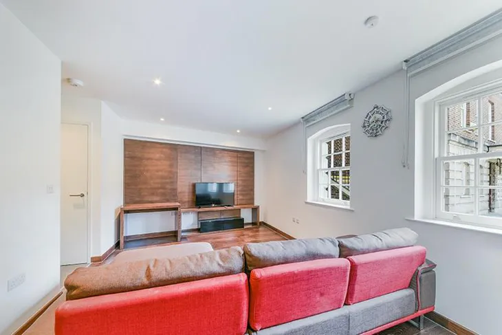 Flat Sovereign Close in Greater London