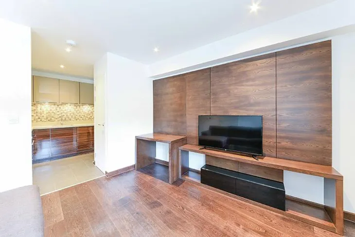 Flat Sovereign Close in Greater London