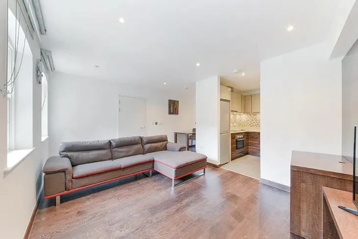 Flat Sovereign Close in Greater London