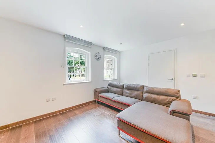 Flat Sovereign Close in Greater London