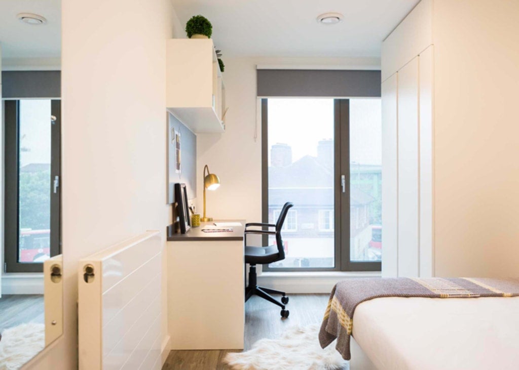 Flat Westway in Greater London