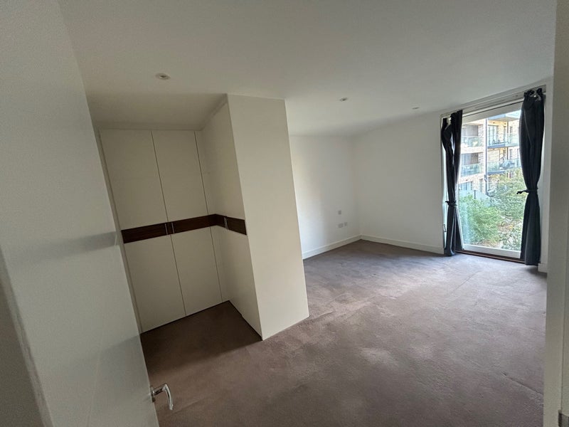 Room Saundby Lane in Greater London