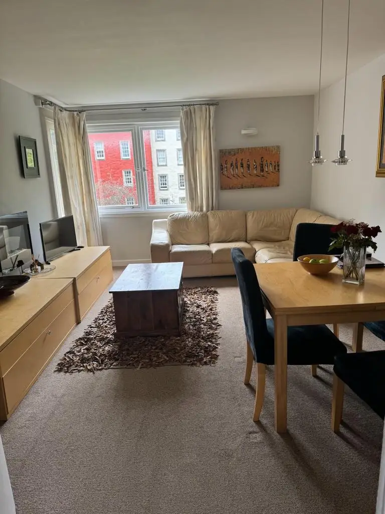 Flat Chessel's Court in City of Edinburgh