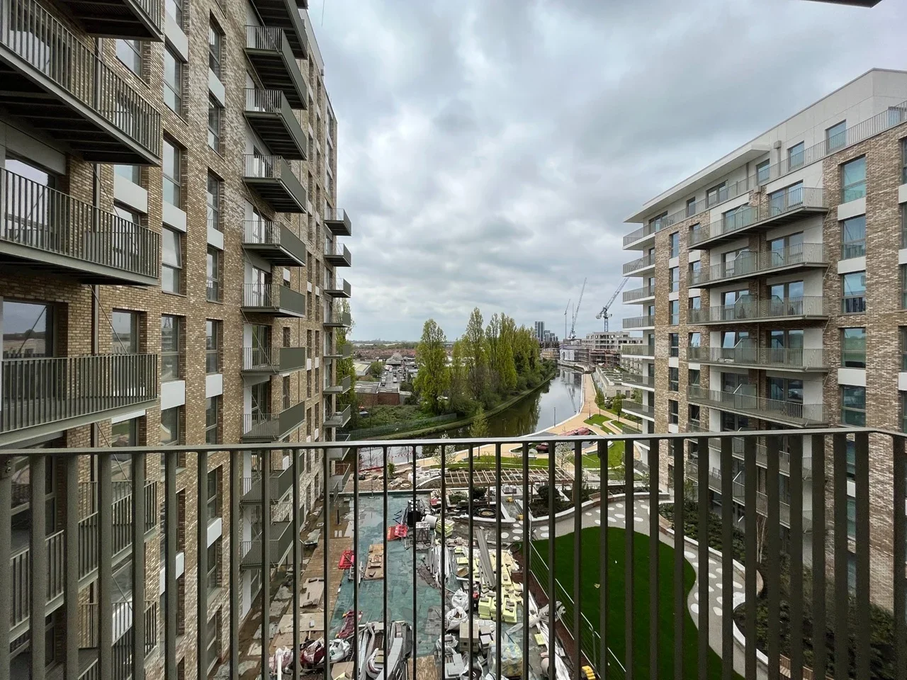 Flat Beresford Avenue in Greater London
