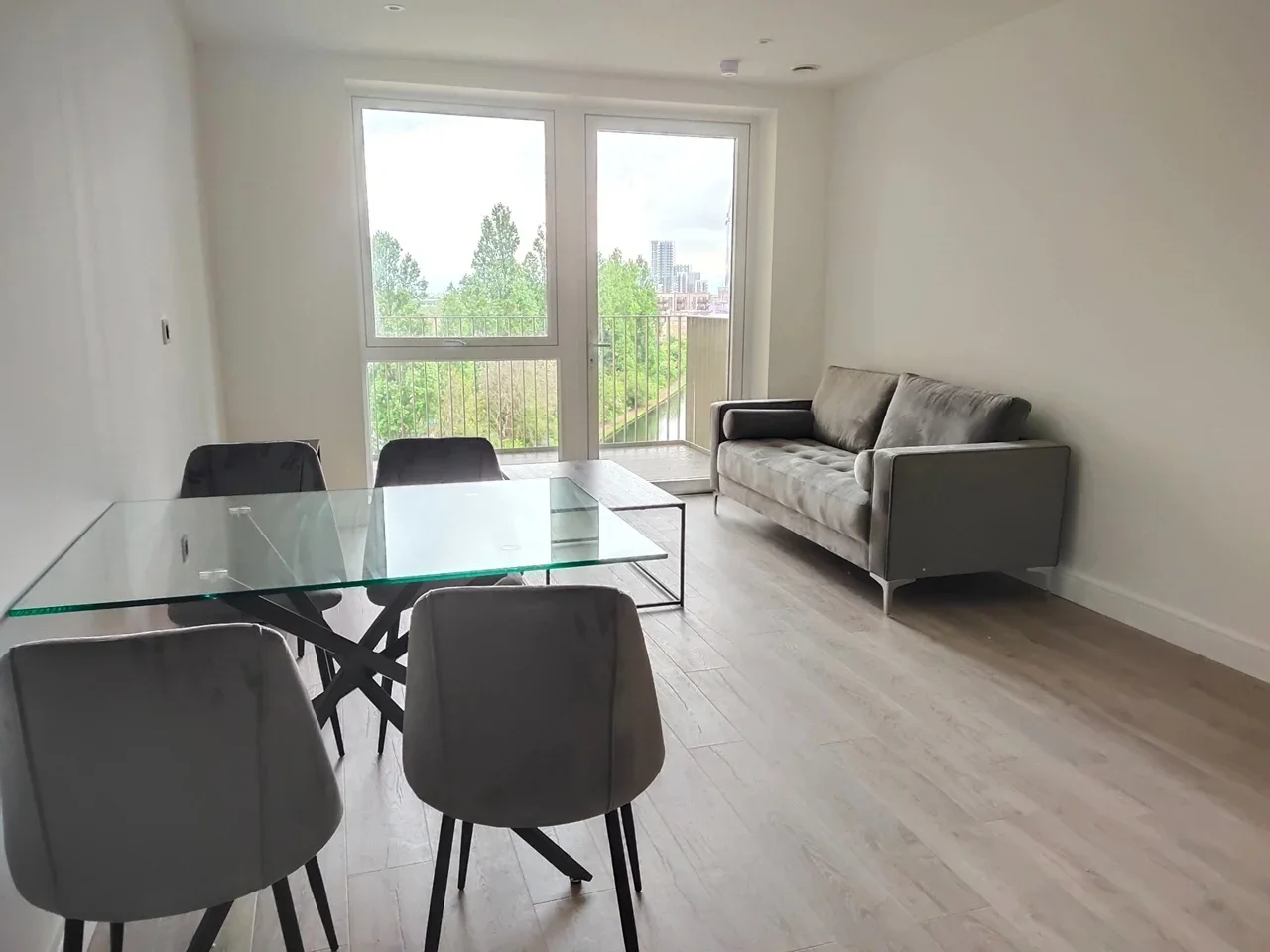 Flat Beresford Avenue in Greater London