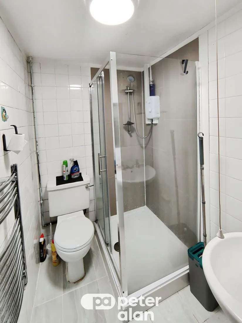 Room King Edward Road in Swansea