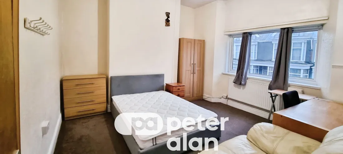 Room King Edward Road in Swansea