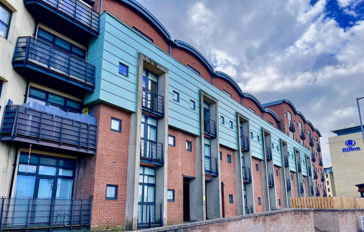 Flat Curzon Place in Gateshead