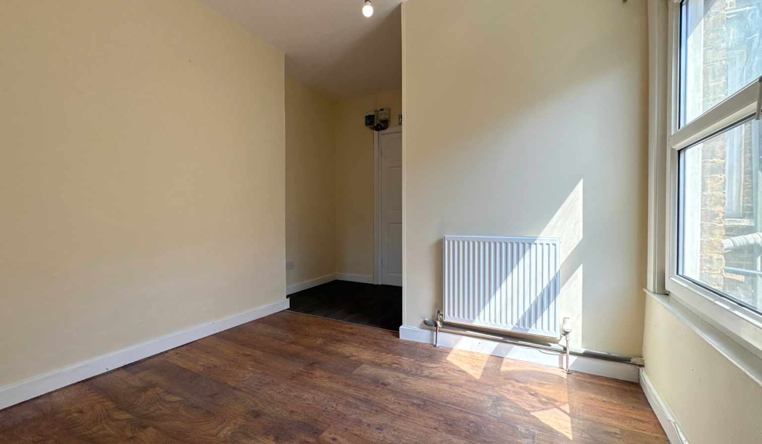 Flat Conway Road in Greater London