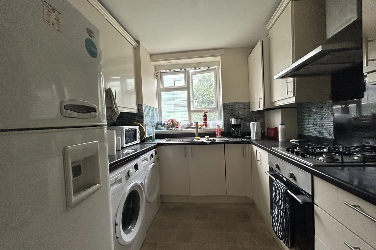 Flat Macfarlane Road in Greater London