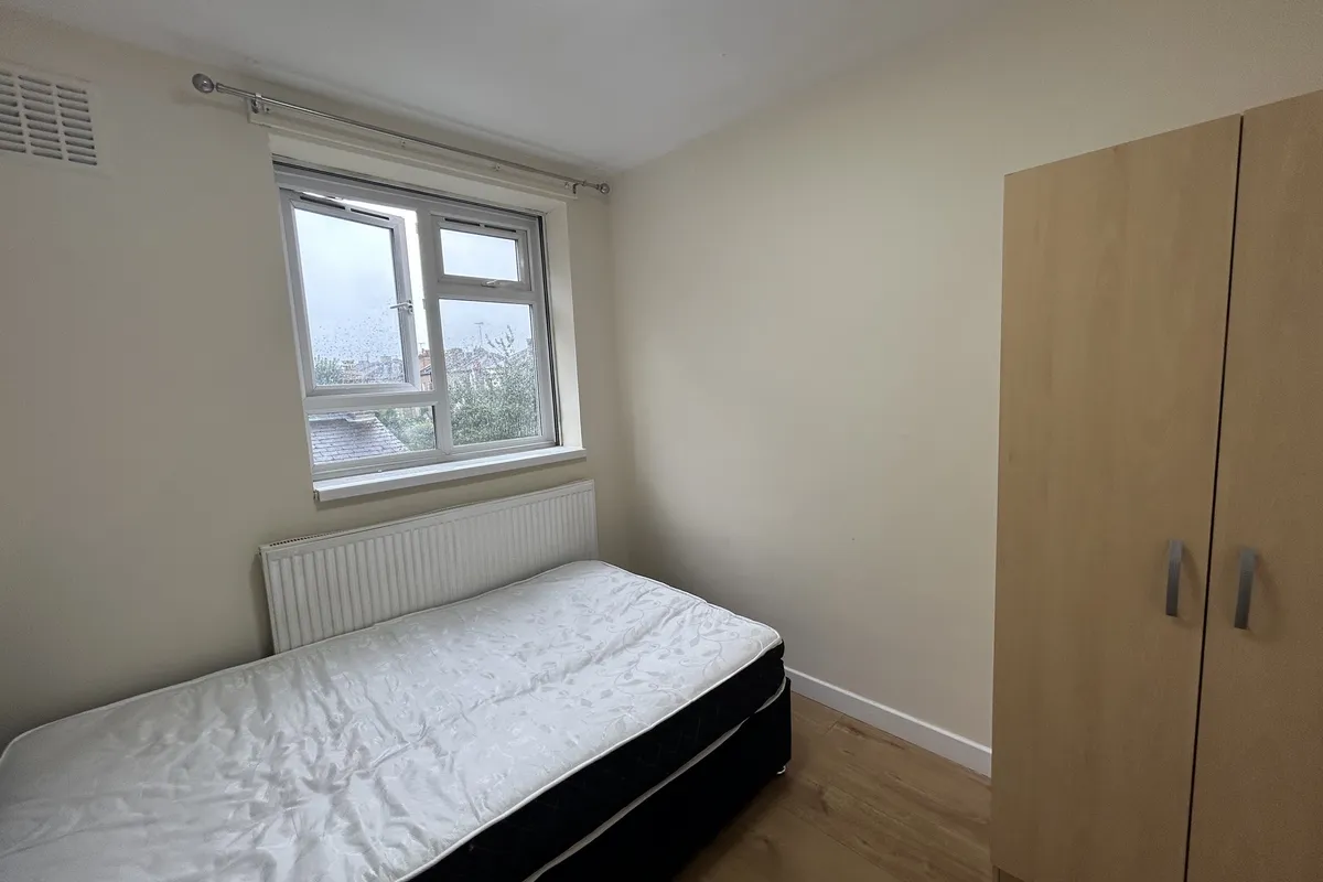 Flat Macfarlane Road in Greater London