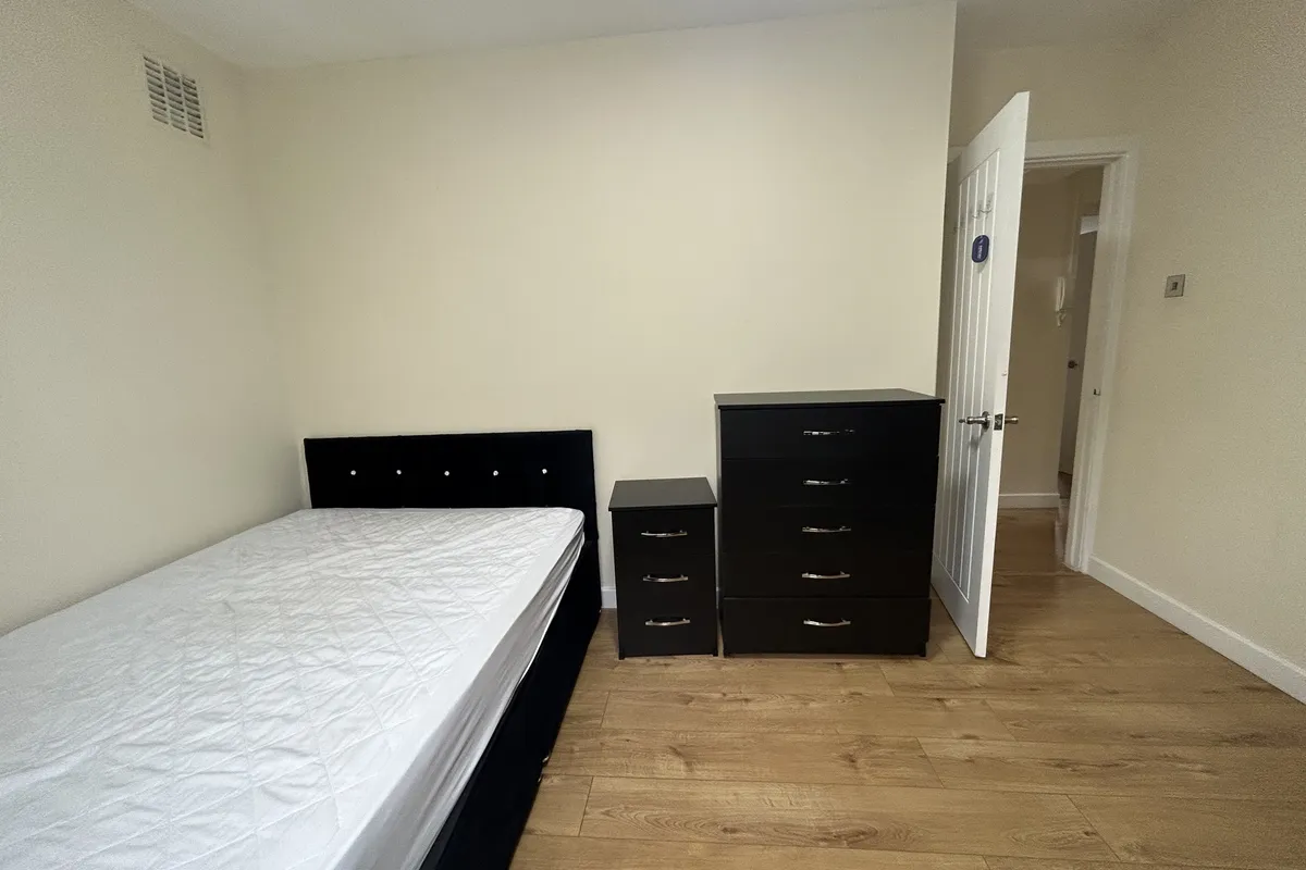 Flat Macfarlane Road in Greater London