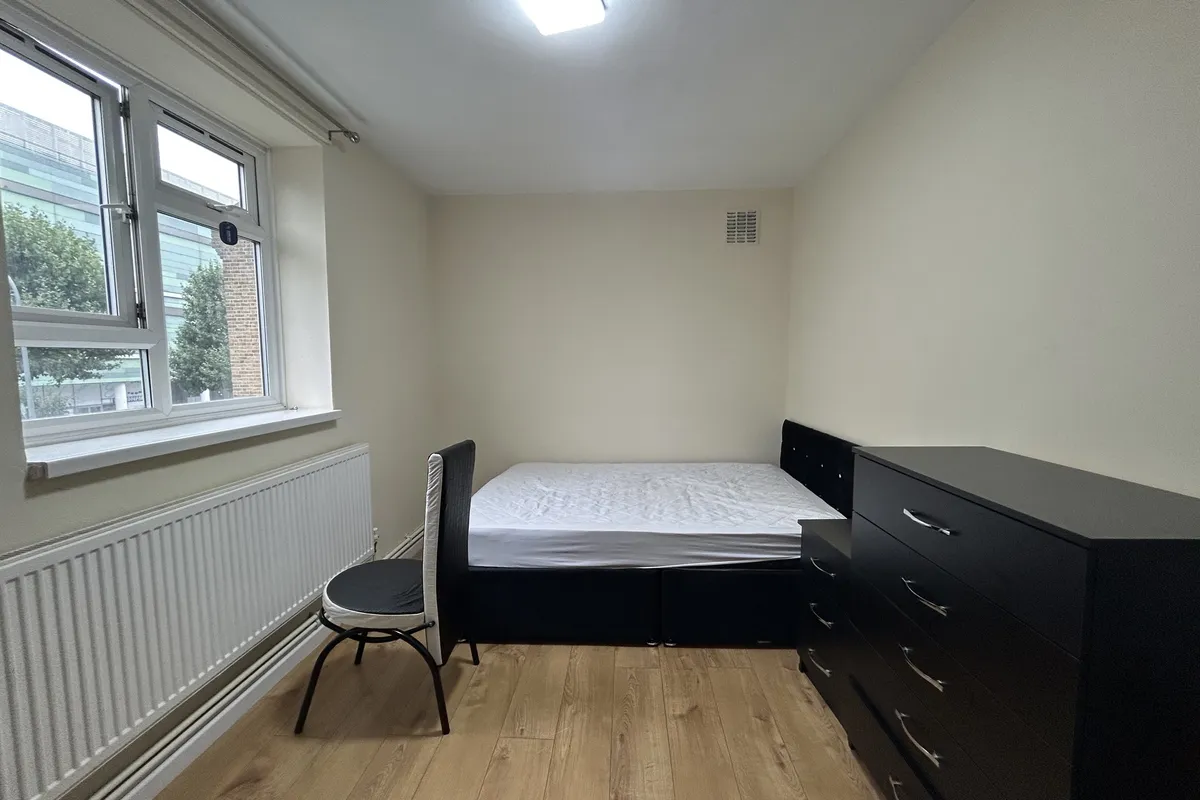 Flat Macfarlane Road in Greater London