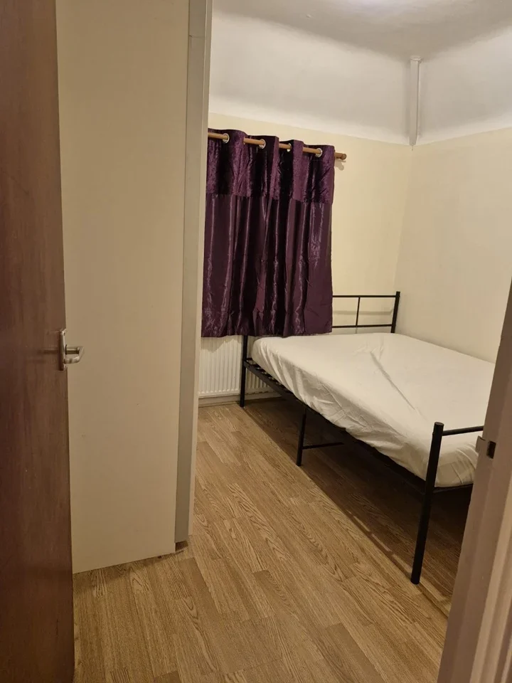Room Kingston Avenue in Greater London