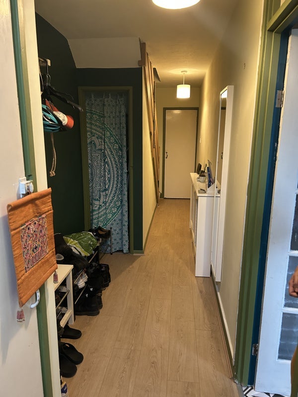 Room Manchester Road in Greater London