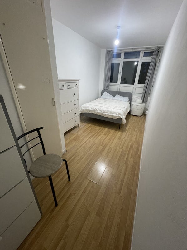 Room Manchester Road in Greater London