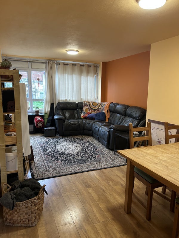 Room Manchester Road in Greater London