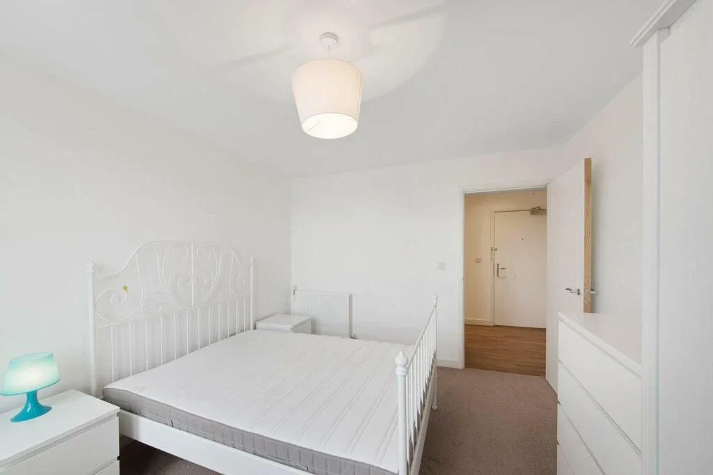Flat Cornmill Lane in Greater London