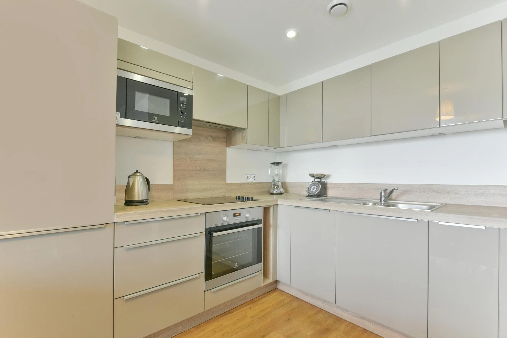Flat Cornmill Lane in Greater London
