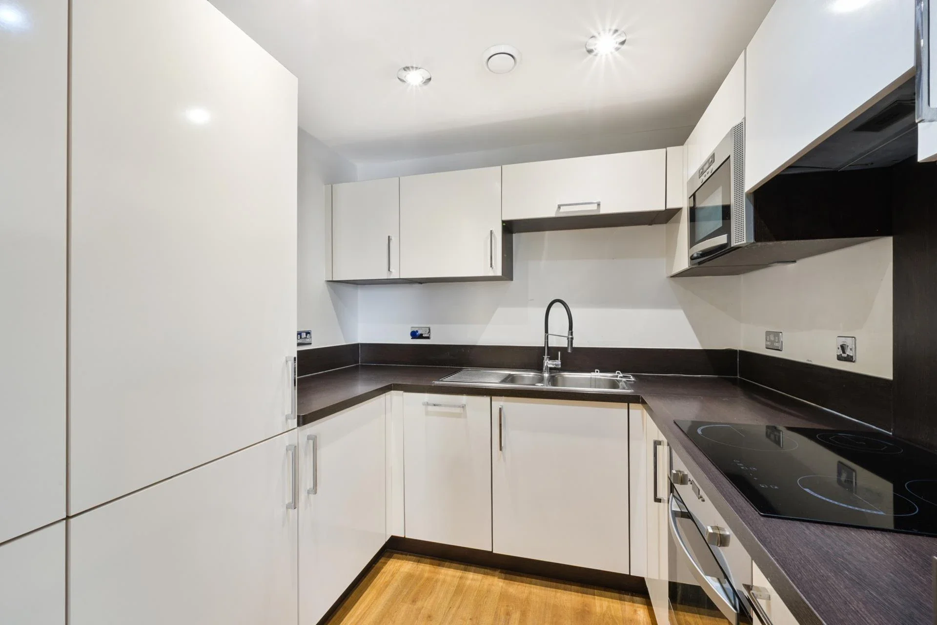 Flat Cornmill Lane in Greater London
