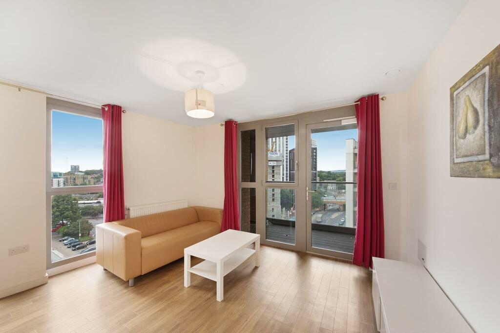Flat Cornmill Lane in Greater London