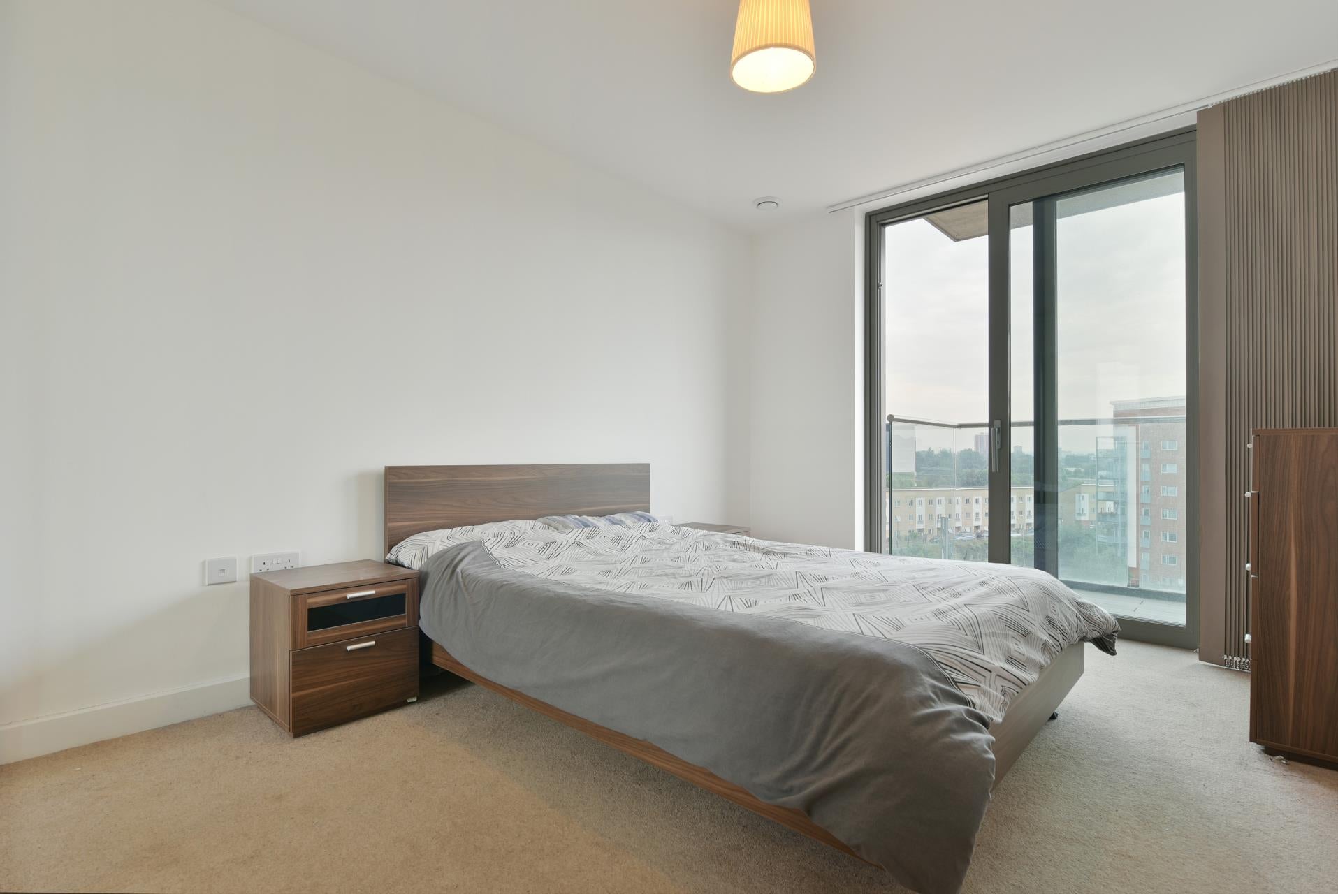Flat Cornmill Lane in Greater London