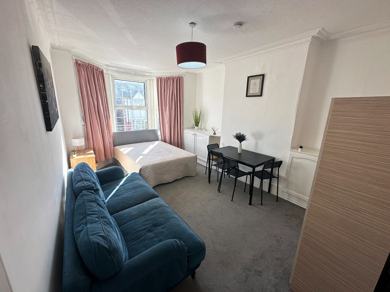 Room Robinson Road in Greater London