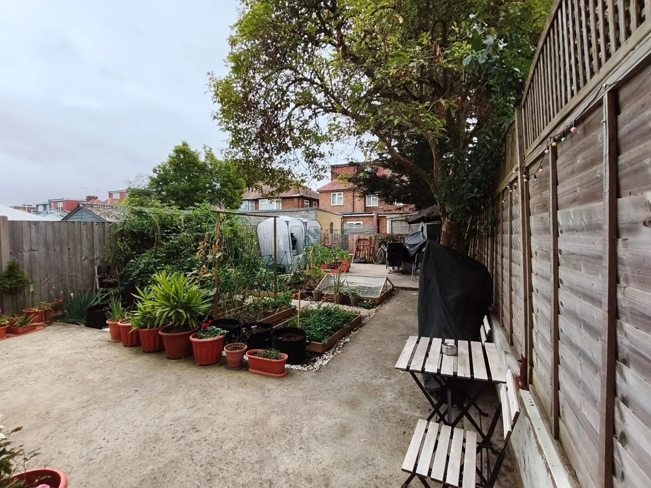 Flat Cotswold Gardens in Greater London