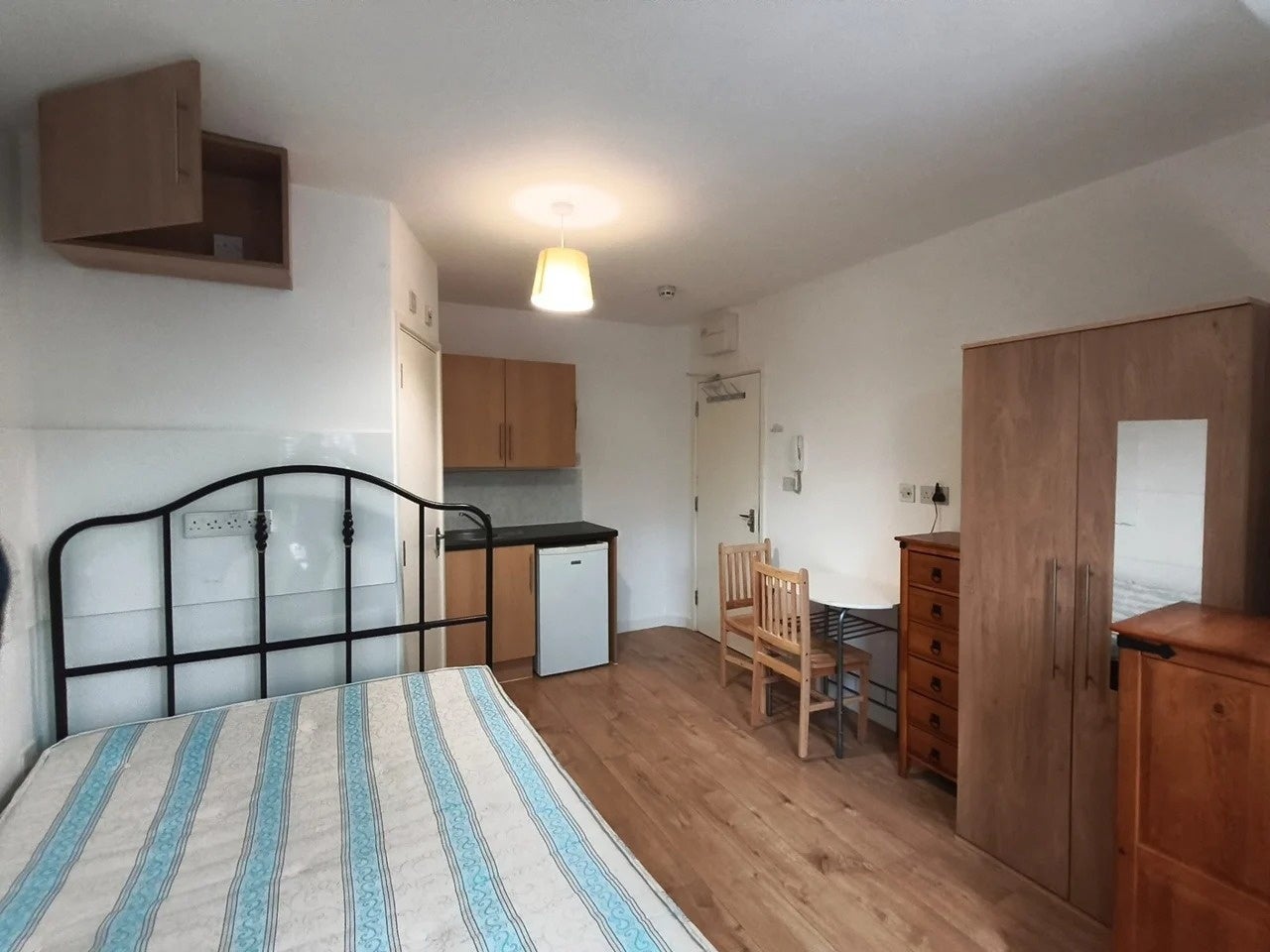 Flat Cotswold Gardens in Greater London