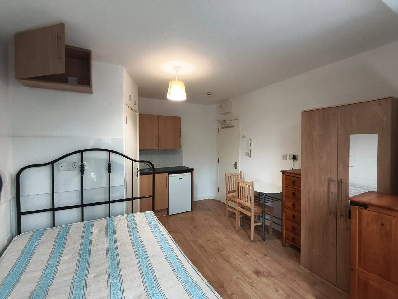 Flat Cotswold Gardens in Greater London