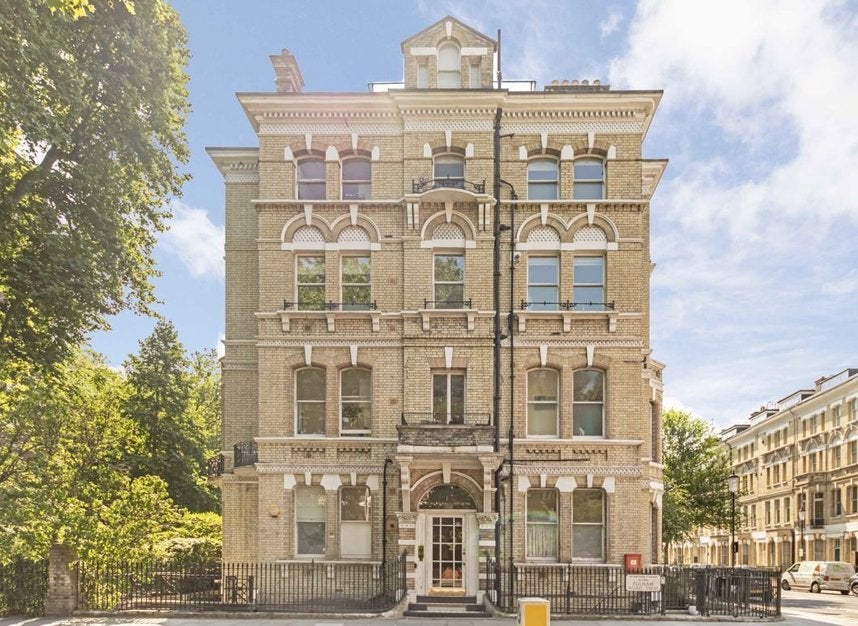 Flat Elm Park Gardens in Greater London