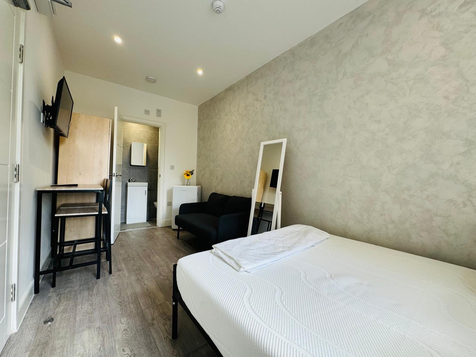 Room Brooke Road in Greater London