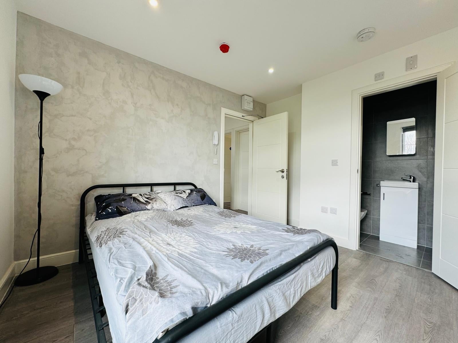 Flat Brooke Road in Greater London