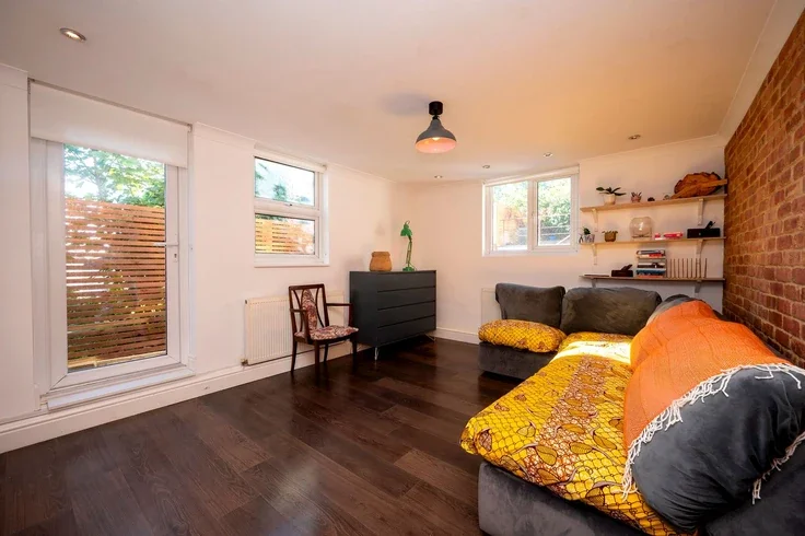 Flat Faversham Road in Greater London