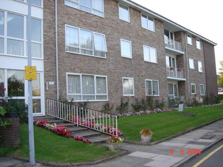 Flat The Pines in Greater London