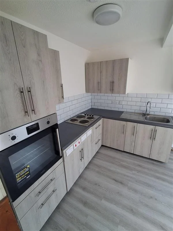 Flat Rose Way in Greater London