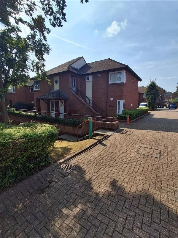 Flat Rose Way in Greater London