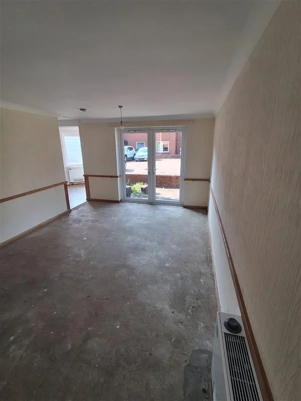Flat Rose Way in Greater London