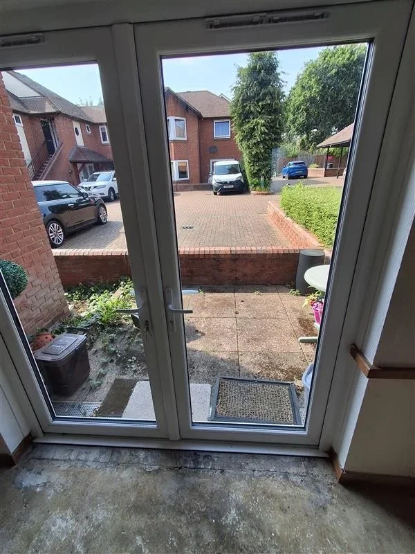 Flat Rose Way in Greater London
