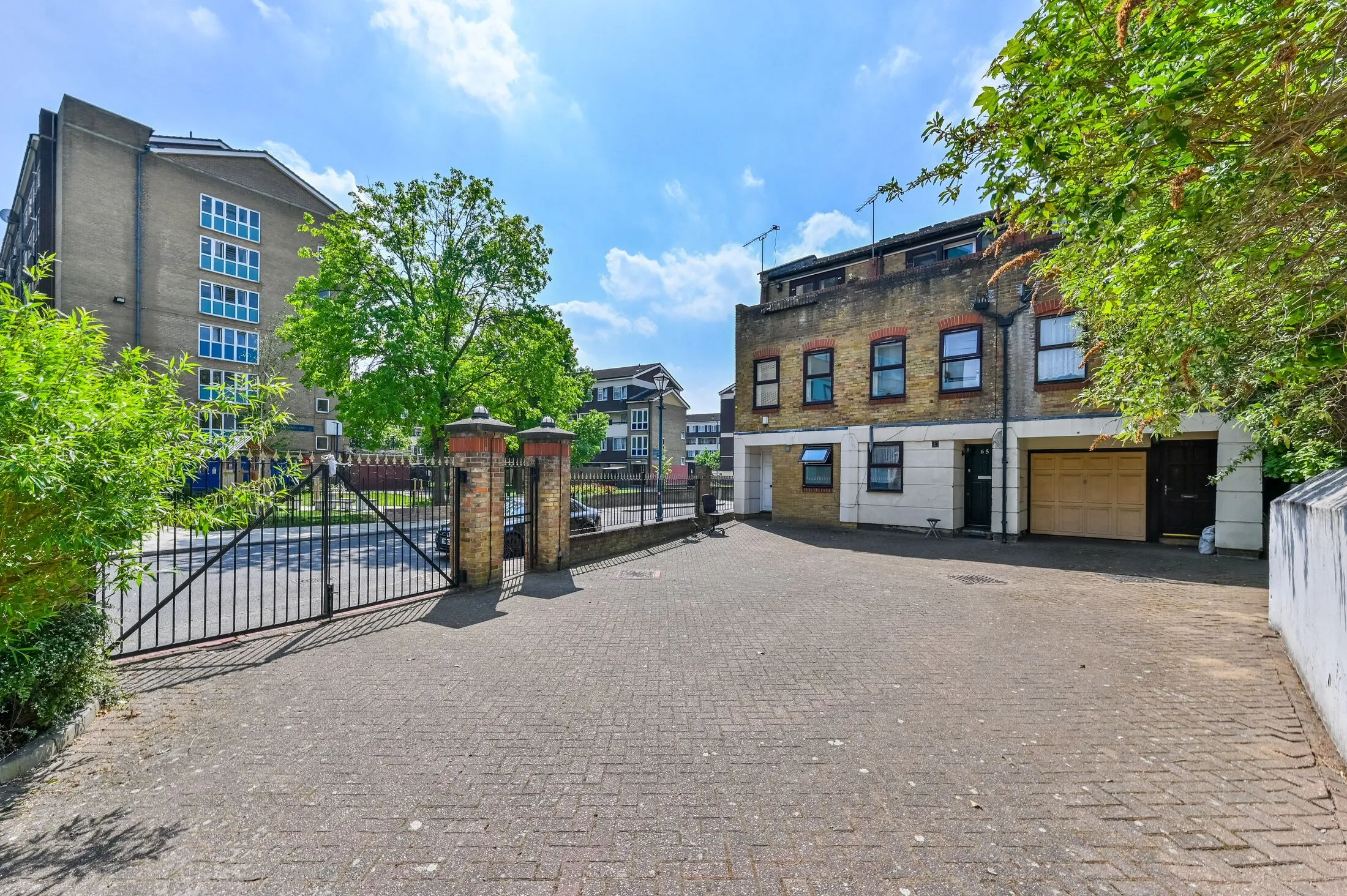 Flat Malmesbury Road in Greater London