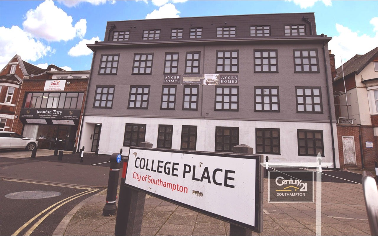 Flat College Place in Southampton