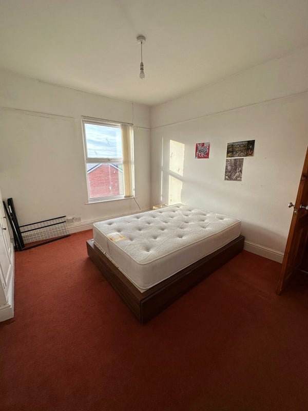 Room Fareham Road in Liverpool