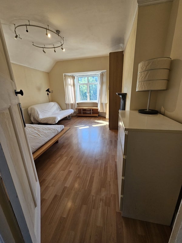 Room Reddown Road in Greater London