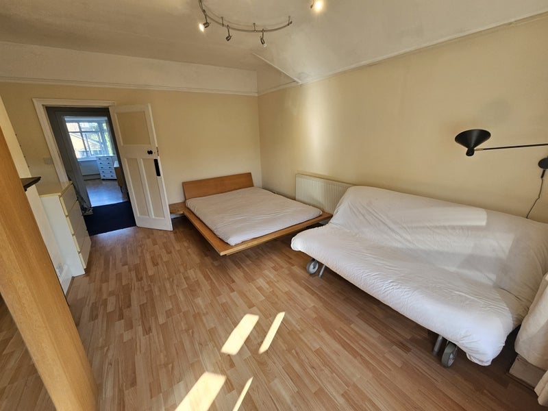 Room Reddown Road in Greater London