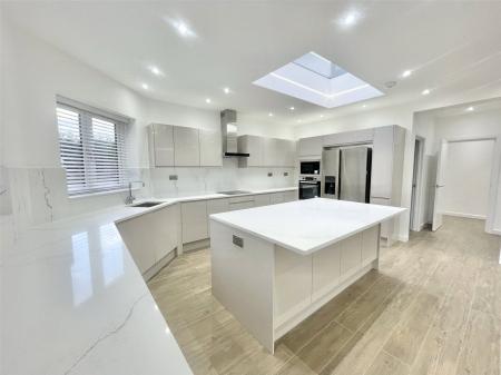Flat Deacons Hill Road in Hertsmere