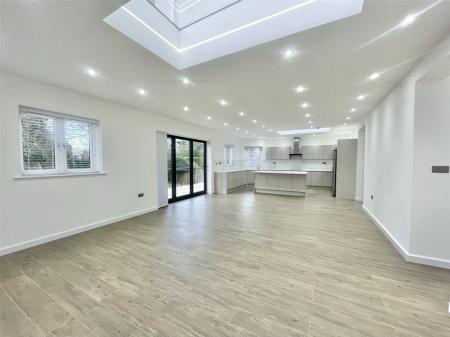 Flat Deacons Hill Road in Hertsmere