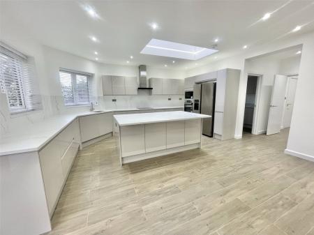 Flat Deacons Hill Road in Hertsmere